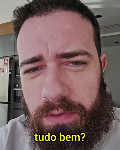 Olkabone em casa falando para a câmera
